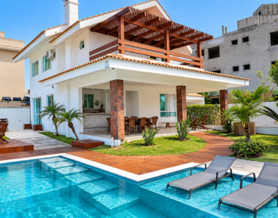 C8-2010 Casa de 4 habitaciones con piscina a 60 metros del mar en Canto Grande